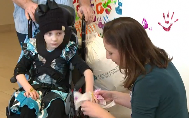 6岁女孩战胜脑瘤后重获新生，质子治疗功不可没！